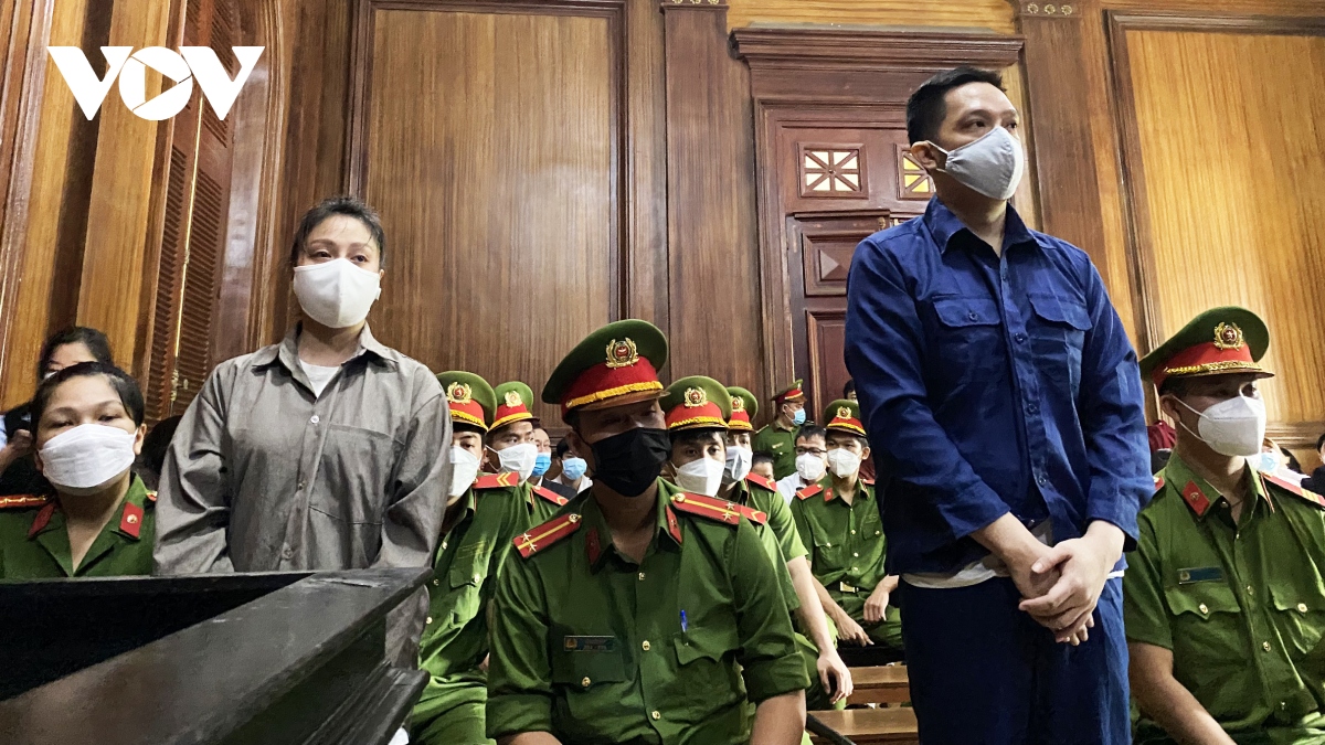 Hoãn phiên tòa xét xử "dì ghẻ" và bố đẻ hành hạ bé gái 8 tuổi đến tử vong